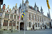 Piazza dei Burg - Brugge. l'antica anagrafe civile e lo Stadhuis (municipio).